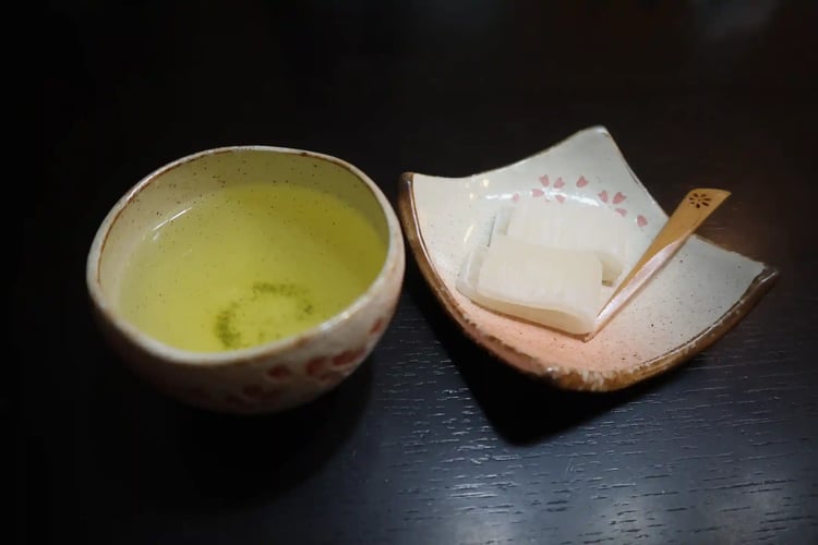 High-grade green tea (Gyokuro) and traditional Japanese confections (Wagashi)