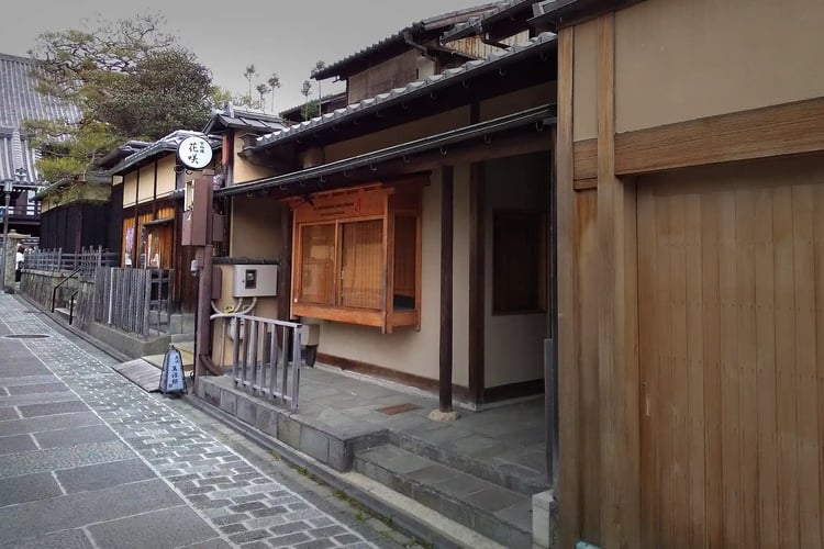 ne-no-Michi is a small path located in Higashiyama, Kyoto