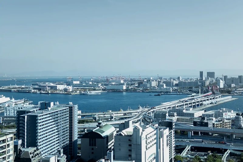The Kobe cityscape between the mountains and the harbour