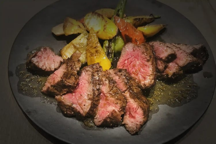 Charcoal-grilled roast beef and warm vegetables