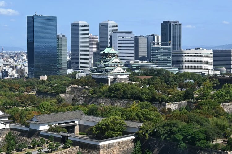 Osaka Castle and the Business Park, symbols of Osaka