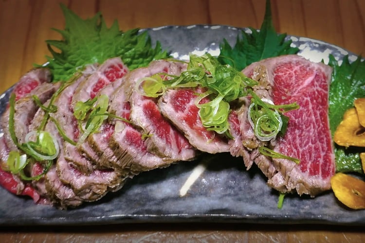 Serve the beef tataki on a half-moon shaped plate