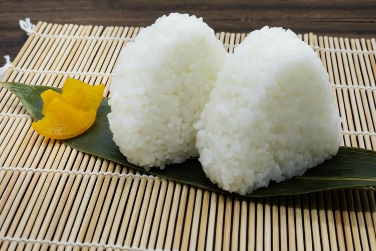 Rice ball and pickled daikon radish