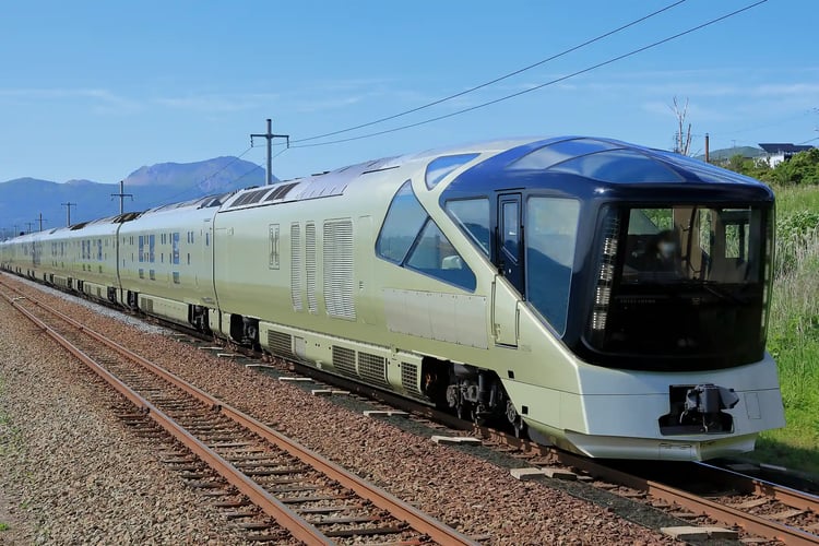 Train Suite Shiki-shima on the Muroran Main Line_s non-electrified section
