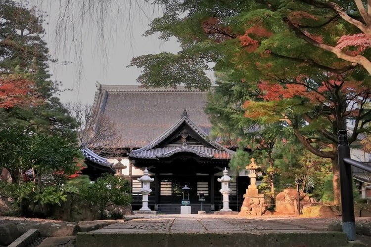 Autumn colors and tranquility at the main hall of Rinno-ji Temple