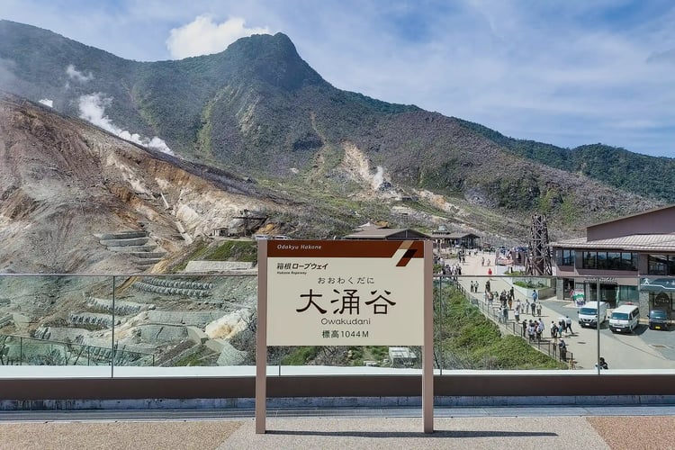 Looking at Mt. Kanmuri and the station sign from the front of Owakudani Station in Hakone