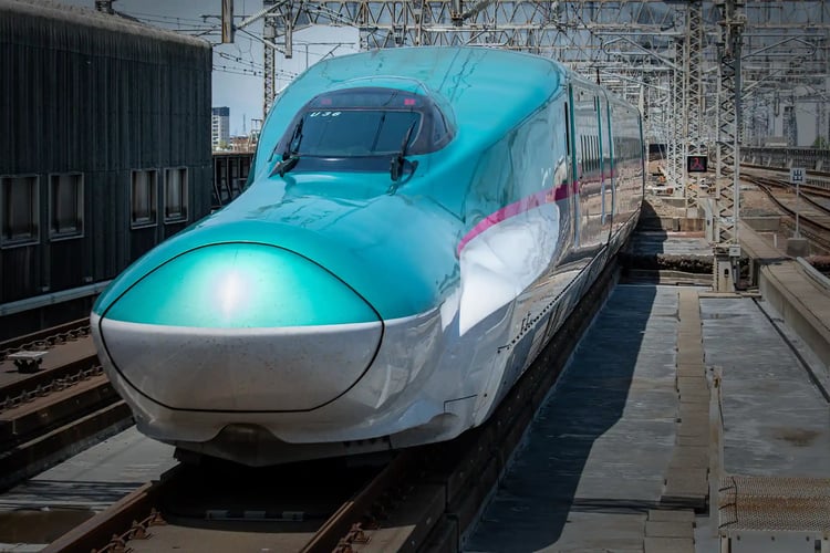 The Tohoku-Hokkaido Shinkansen E5 series arriving at the platform