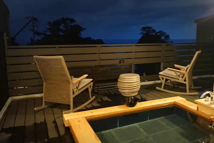 An open-air bath and veranda in a guest room