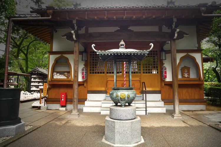 The stone lanterns of Gotoku-ji Temple