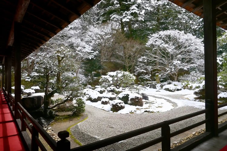 The snowy view of the dry landscape garden at Manshuin Temple in Rakuhoku, Kyoto