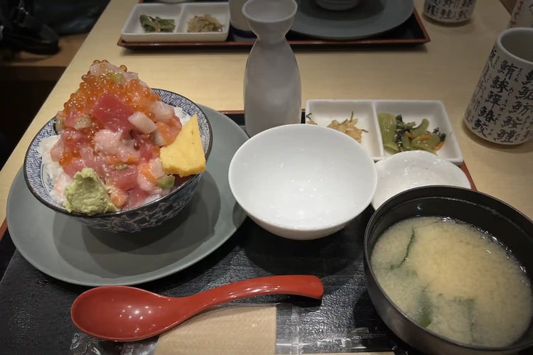 Tsukiji kaisendon (seafood bowl)