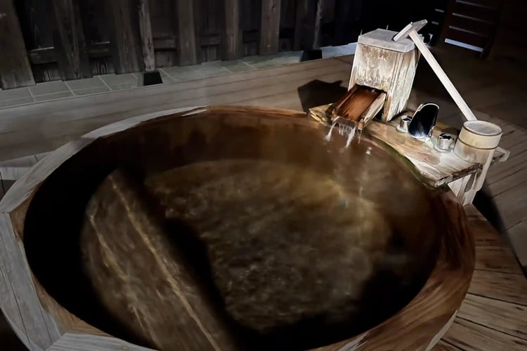 A round hinoki hot spring bath