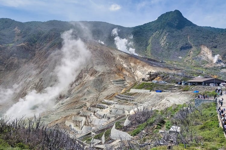 Mount Kanmurigatake and Ōwakudani as viewed from Ōwakudani Station in Hakone
