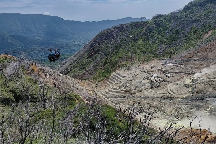 A Hakone Ropeway gondola traveling over Ōwakudani
