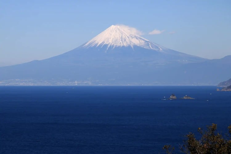 Mount_Fuji_from_Mount_Eboshi_(Matsuzaki)