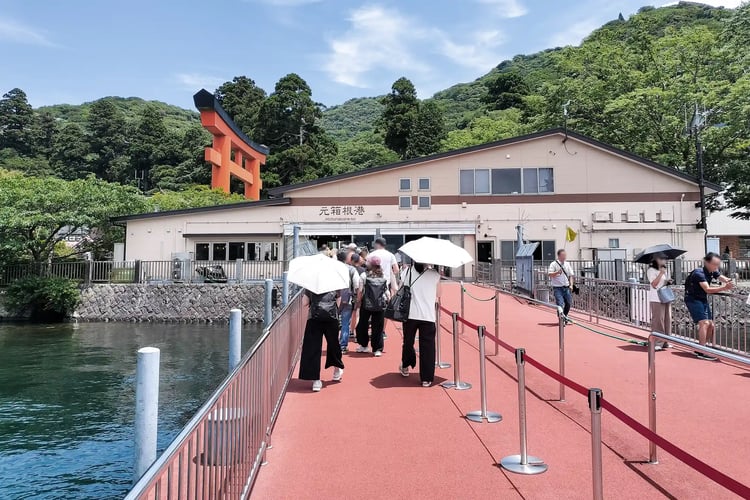 The pier and station building at Motohakone Port