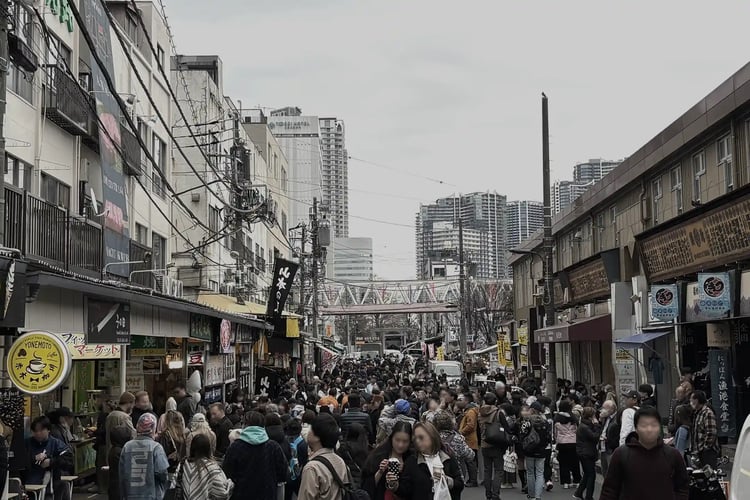 Tsukiji Outer Market bustling with tourists
