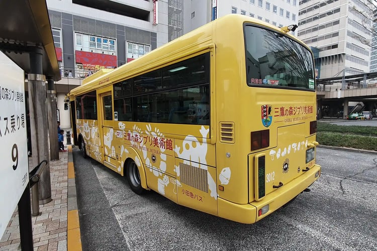 Mitaka_City_Bus_C3012_(Ghibli_Museum)_at_Mitaka_Station_Bus_Stop_9,_Side_and_Rear_View