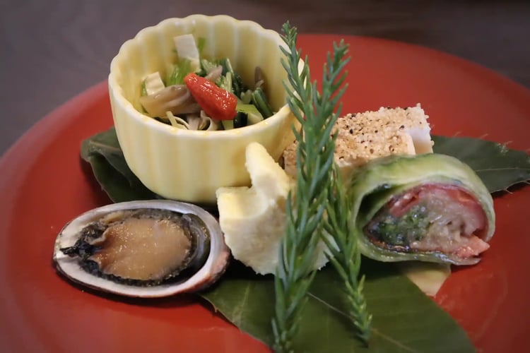 The first small appetizer served in a traditional Japanese course meal