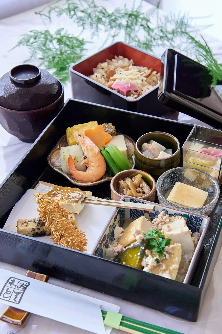 A layered box (Oju) containing seasonal cuisine