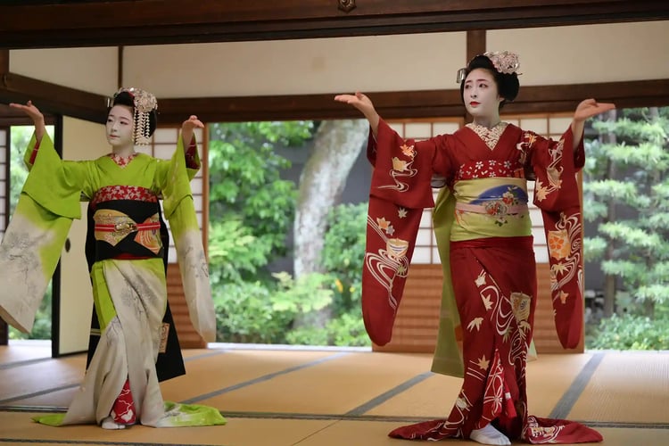 Two_young_maiko_in_Seirai-in_Temple_03