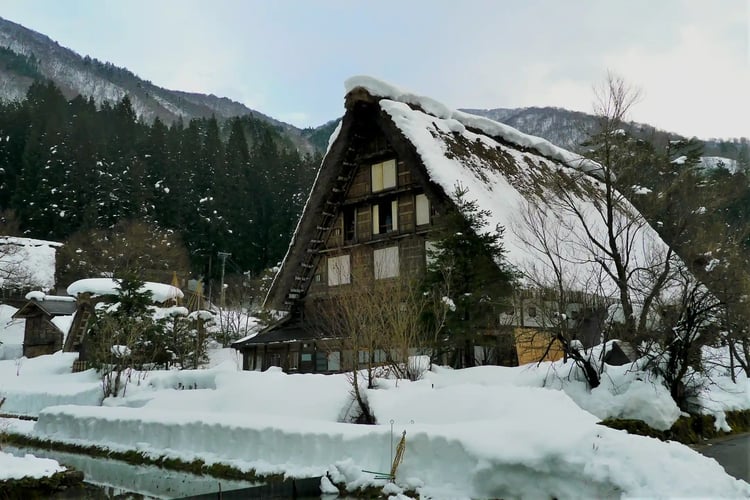 Gassho-zukuri farmhouses in Gokayama in winter
