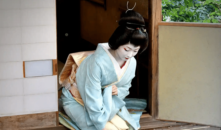 Please remove your shoes and arrange them tidily