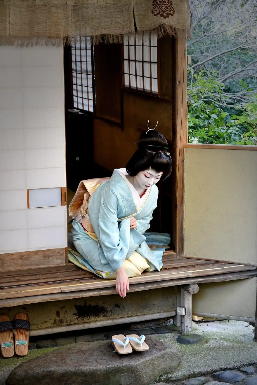 Please remove your shoes and arrange them tidily