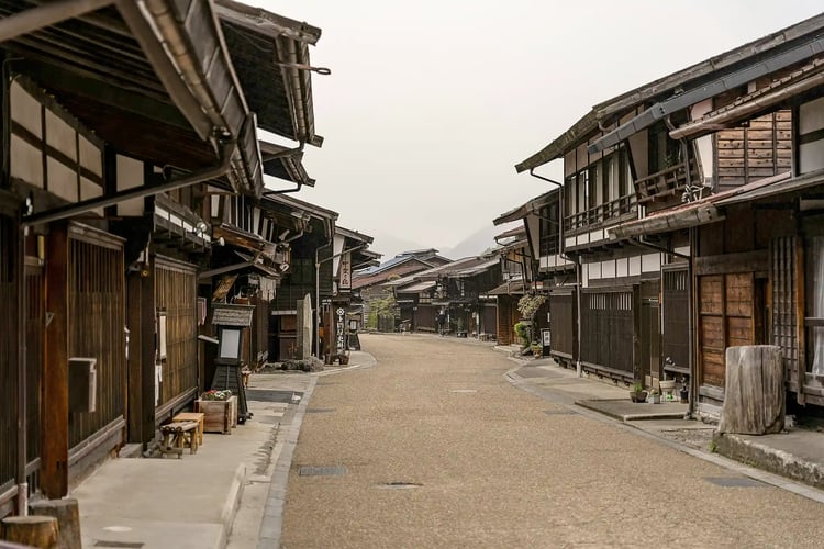 Old townscapes along Japan_s historic highways