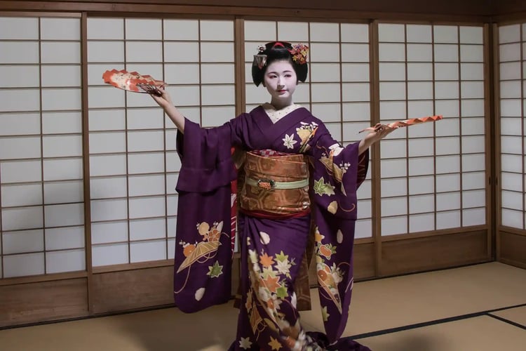 Maiko_in_Miyagawa,_Kyoto_Prefecture__Novembr