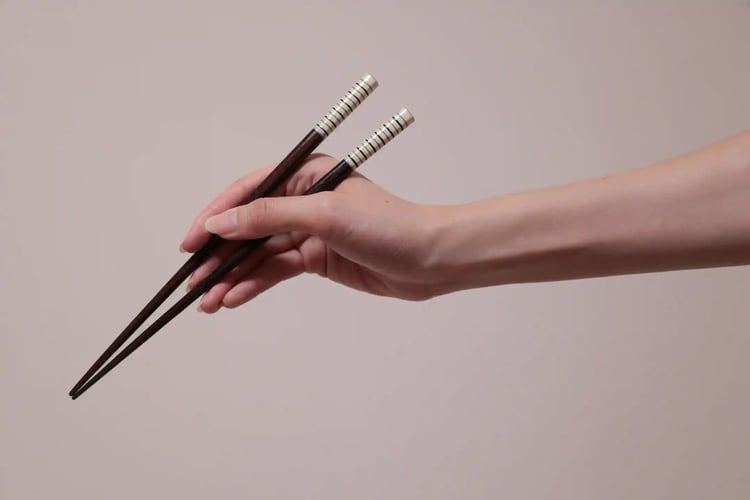 the way to hold chopsticks