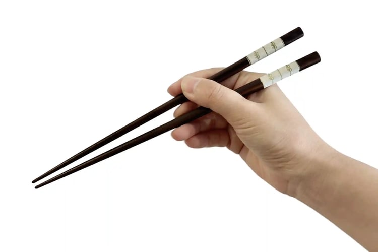 How to hold chopsticks