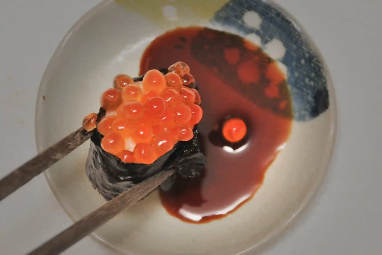 To eat fresh, delicious salmon roe sushi