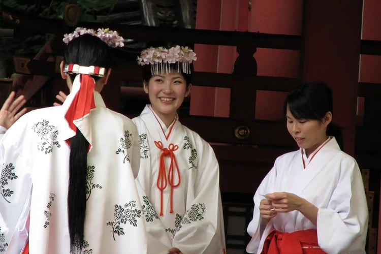 Miko_at_the_Ikuta_Shrine