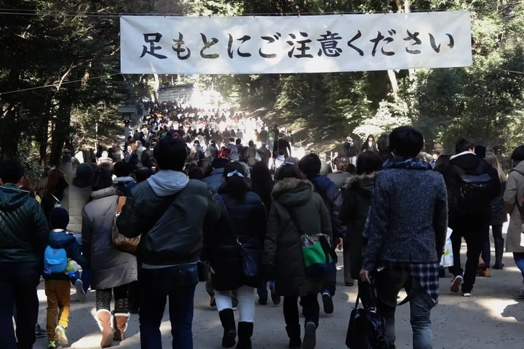 Crowds during the New Year_s first shrinetemple visit