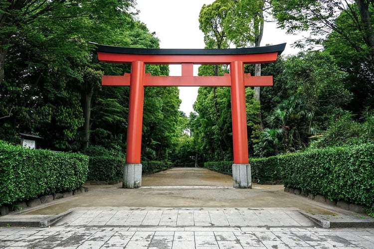 Igusa Hachimangu Shrine_s large red torii gate