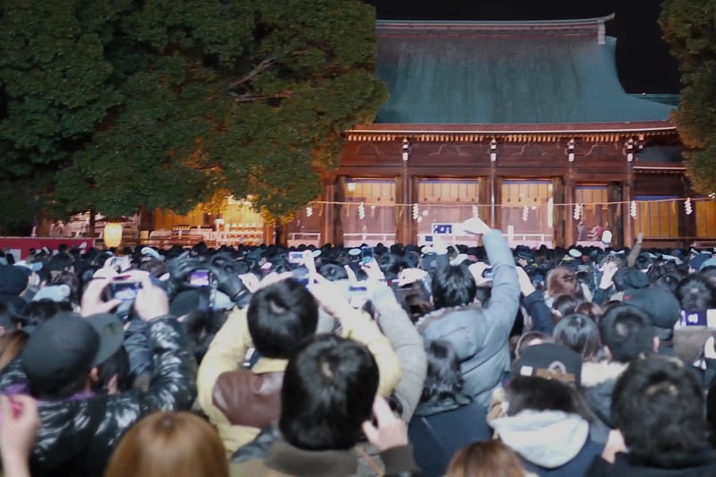 New Year_s visit to a shrine