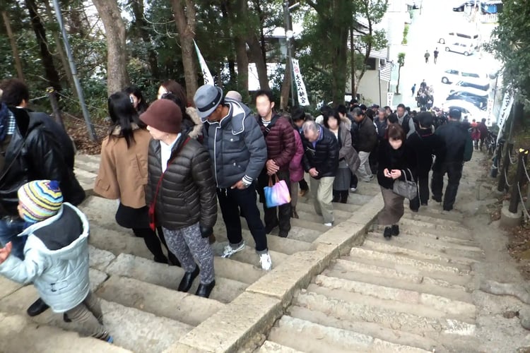 Ōmiya_Hachiman_Shrine_(Miki)_New_Year_s_visit_to_a_Shinto_shrine_in_2014_No,3