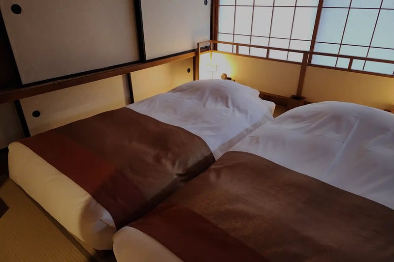 A Japanese-Western room (Wayo-shitsu) with twin beds