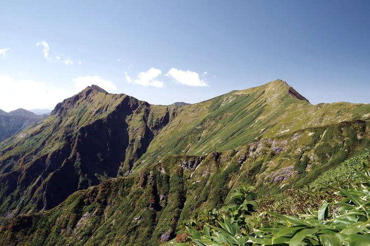 Mt. Tanigawa_s ridges in Gunma Prefecture during the autumn foliage season
