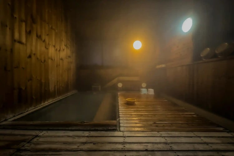 An atmospheric onsen