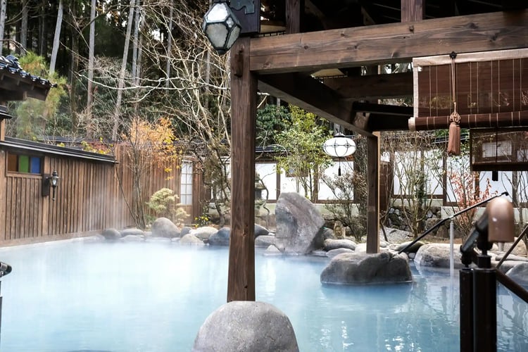 Hot spring bathing1