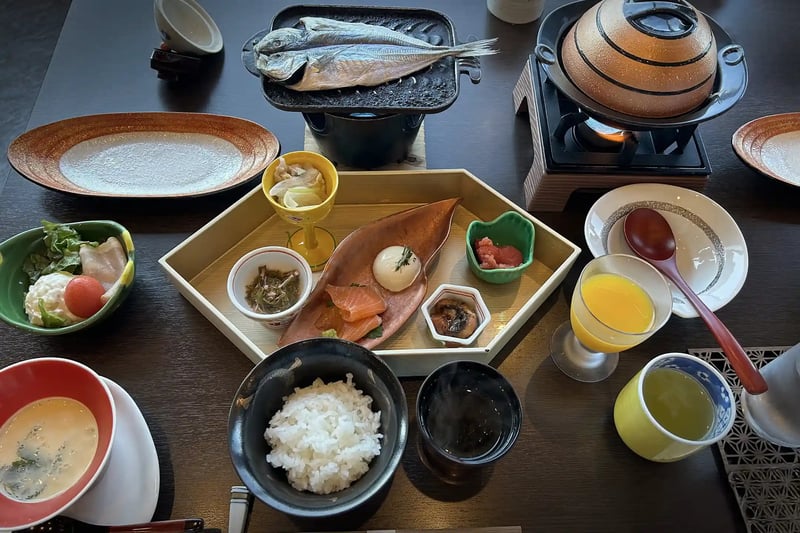 The meals served at a Japanese inn