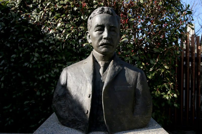 A statue of Natsume Soseki