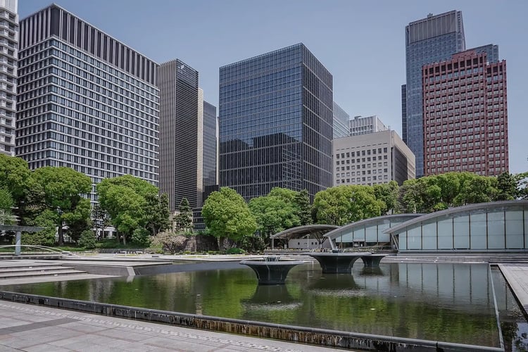 Wadakura Fountain Park and the Marunouchi skyline under a clear blue sky