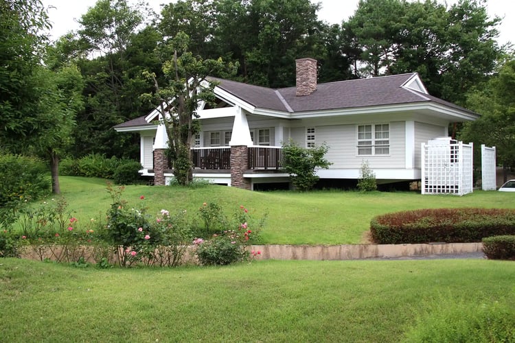 I want to enjoy a summer resort stay in a cottage