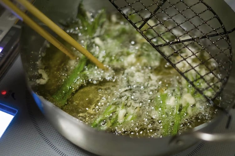 Tempura Aralia sprouts