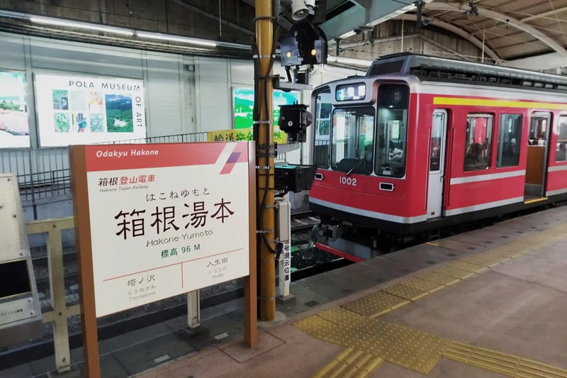 Hakone-Yumoto Station platforms and Hakone Tozan Railway trains