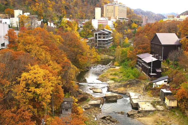 Late autumn in Jozankei Onsen Stunning fall foliage and Hokkaido’s breathtaking views