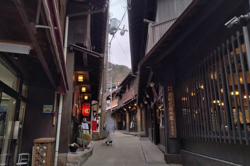 Yumotozaka, the charming main street of Arima Onsen